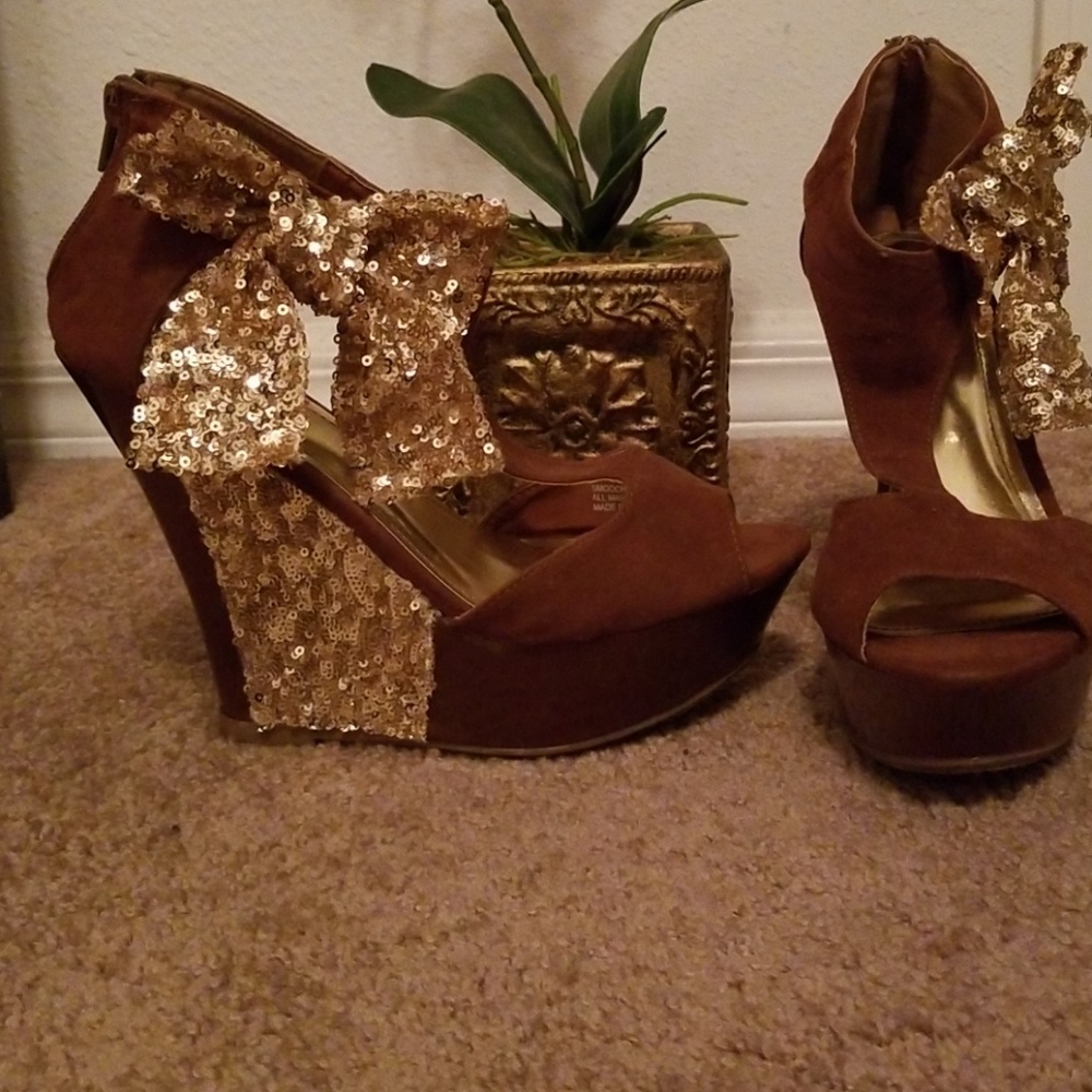 Gold Sequin Bow Wedges!